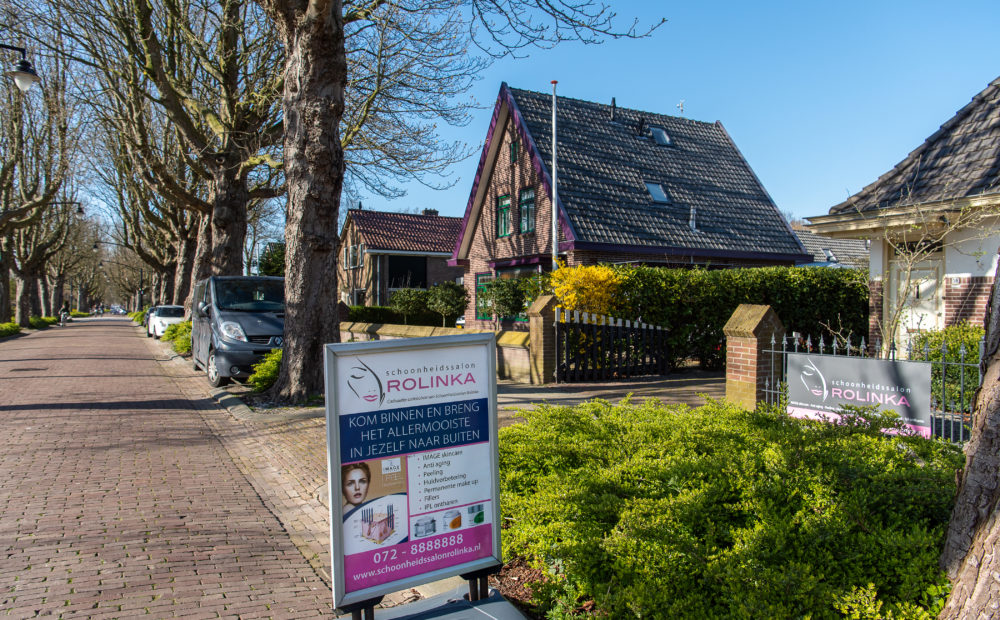 Vooraanzicht van schoonheidssalon Rolinka in Heerhugowaard met zichtbare borden langs de straat