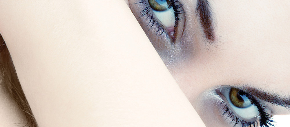 Close-up van ogen met permanente make-up op wenkbrauwen en eyeliner